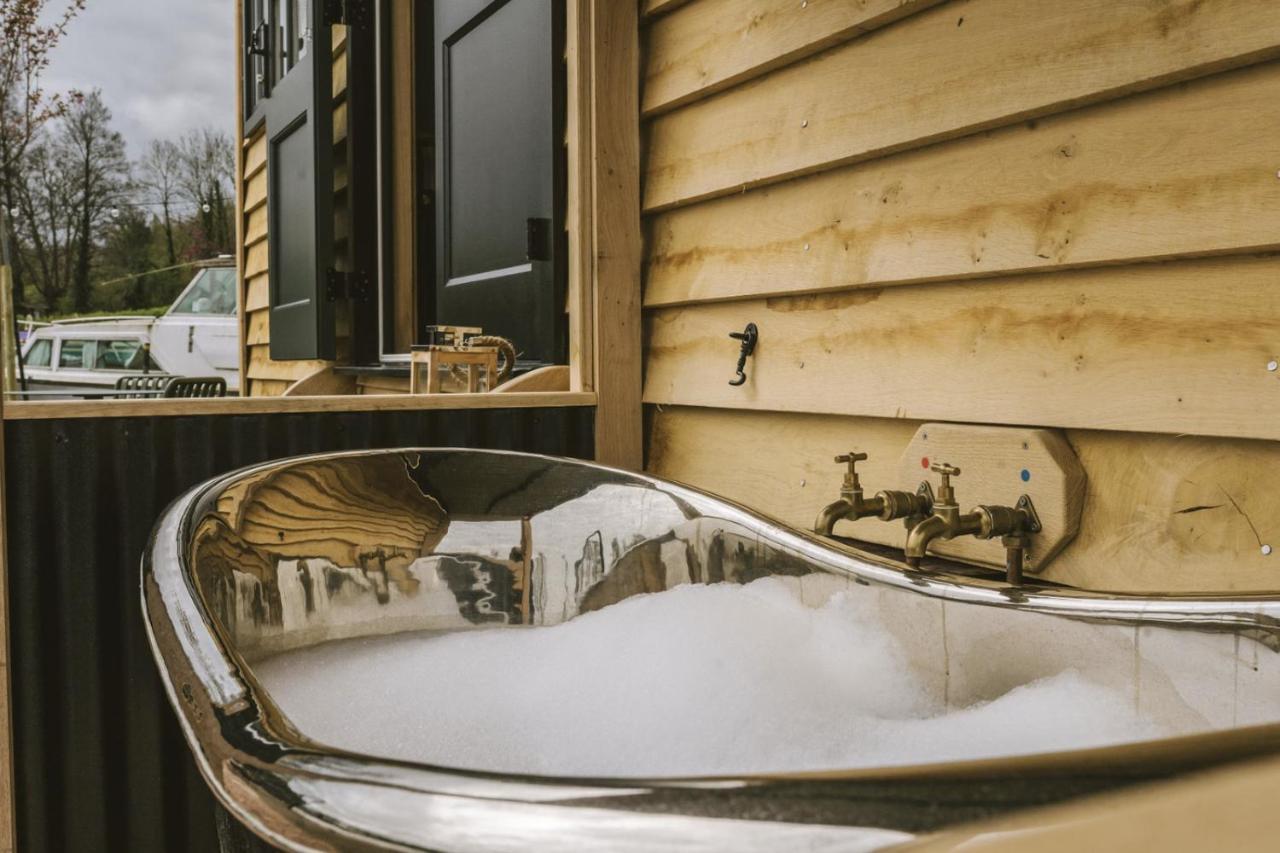 Island Hut - Outdoor Bath Tub, Firepit And Water Equipment Apartman Saltford Kültér fotó