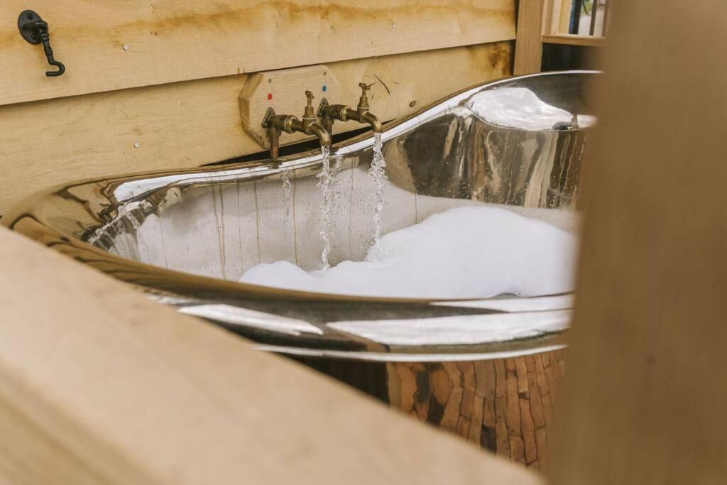 Island Hut - Outdoor Bath Tub, Firepit And Water Equipment Apartman Saltford Kültér fotó